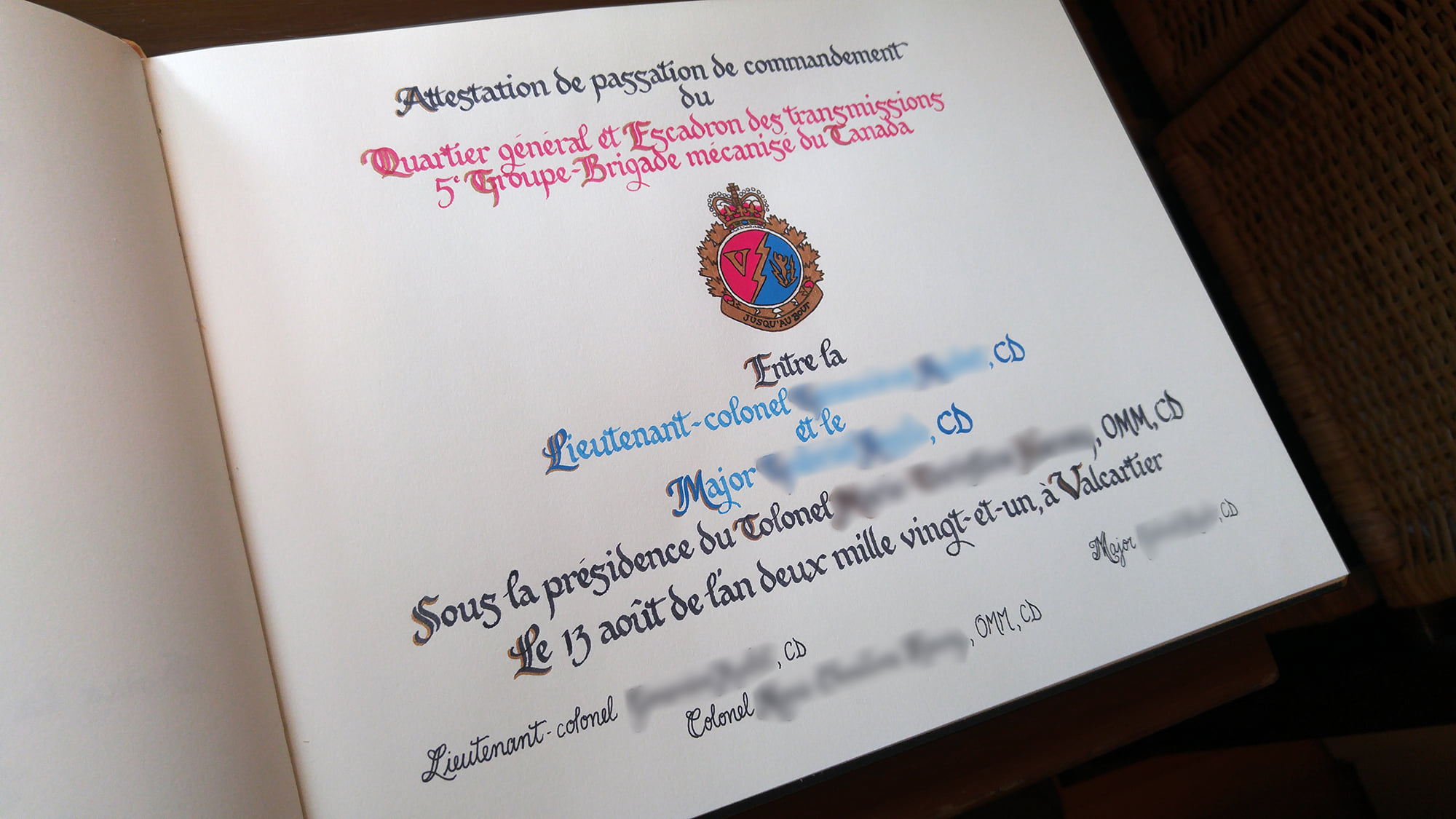 Mandat institutionnel : Calligraphie et emblème pour un cahier de passation de commandemant. Forces armées canadiennes.