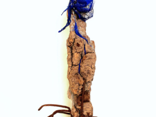 sculpture, assemblage de mat&eacute;riaux recycl&eacute;s, femme debout, bois, m&eacute;tal, verre, coton, H&eacute;l&egrave;ne Patenaude