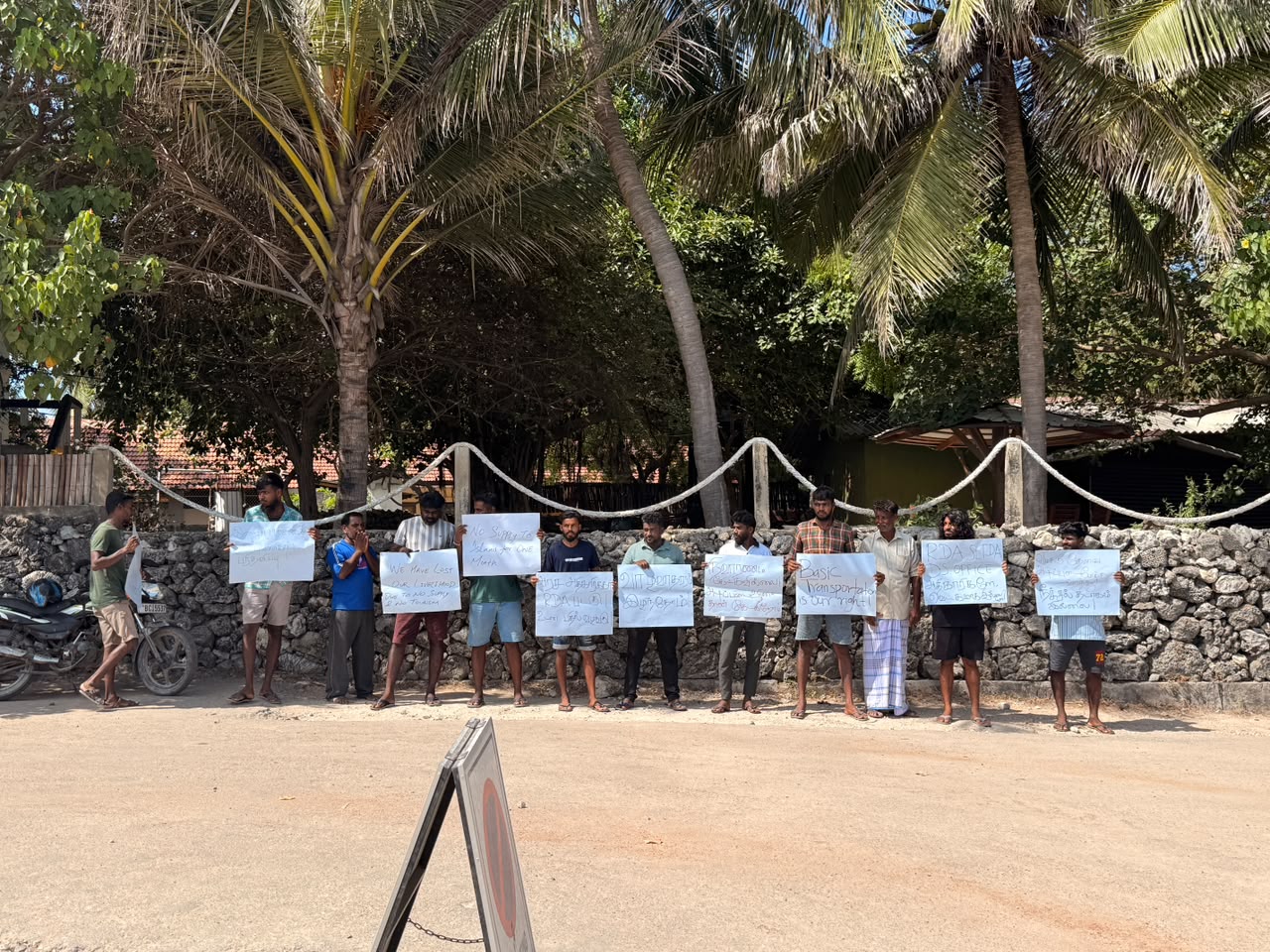 நெடுந்தீவுக்கான படகு சேவைகளை சீராக்க கோரி போராட்டம்!
