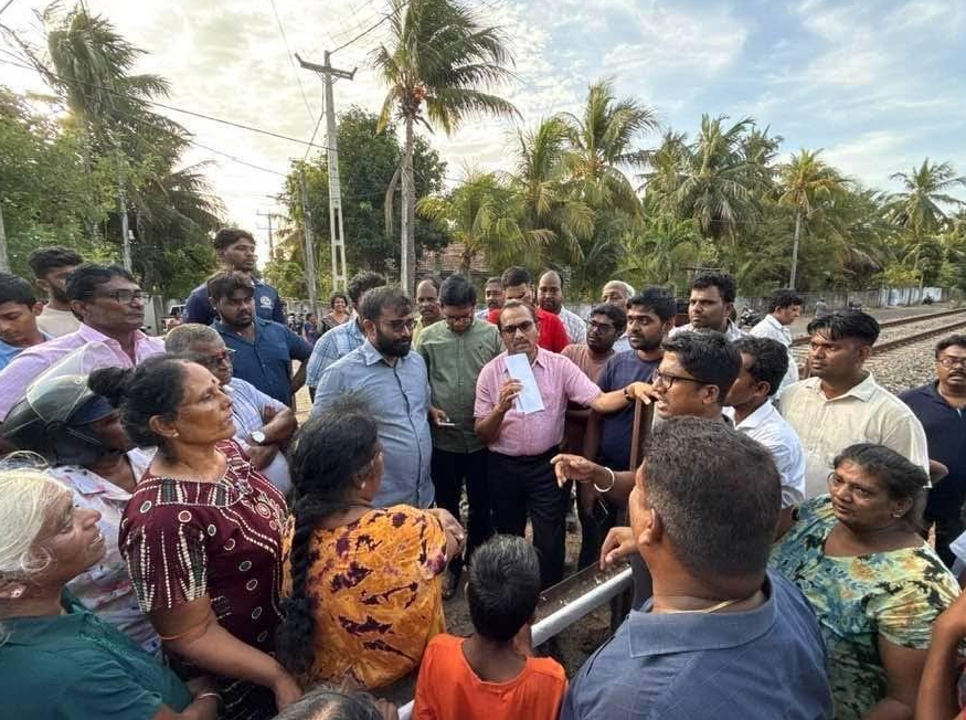 பாதுகாப்பற்ற புகையிரத கடவைக்கு தீர்வு காண அமைச்சர் நேரில் ஆய்வு