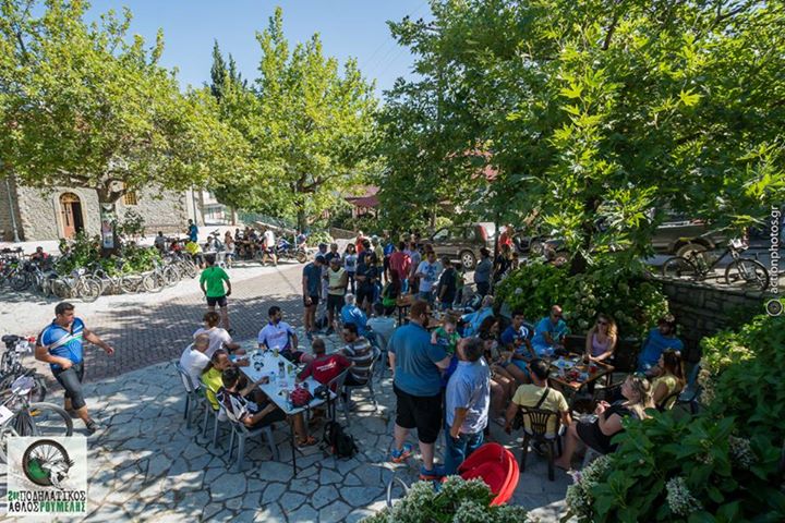 καφεδάκι στην πλατεία