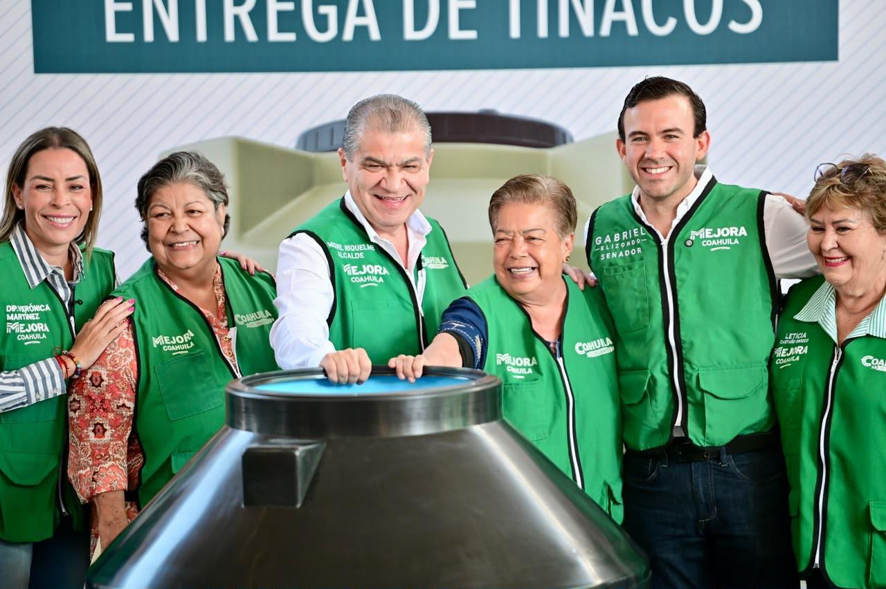 El alcalde de Torreón entrega tinacos a bajo costo en la zona Centro