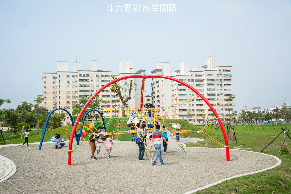 ｜特色公園｜斗六藝術水岸園區，有溜滑梯、鞦韆、攀岩網等你來玩