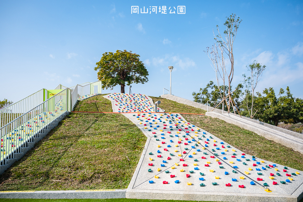 ｜特色公園｜岡山河堤公園遊戲場，全新開放！以竹子為主題特色公園，星空土丘溜滑梯、圓環溜索區讓你當小泰山