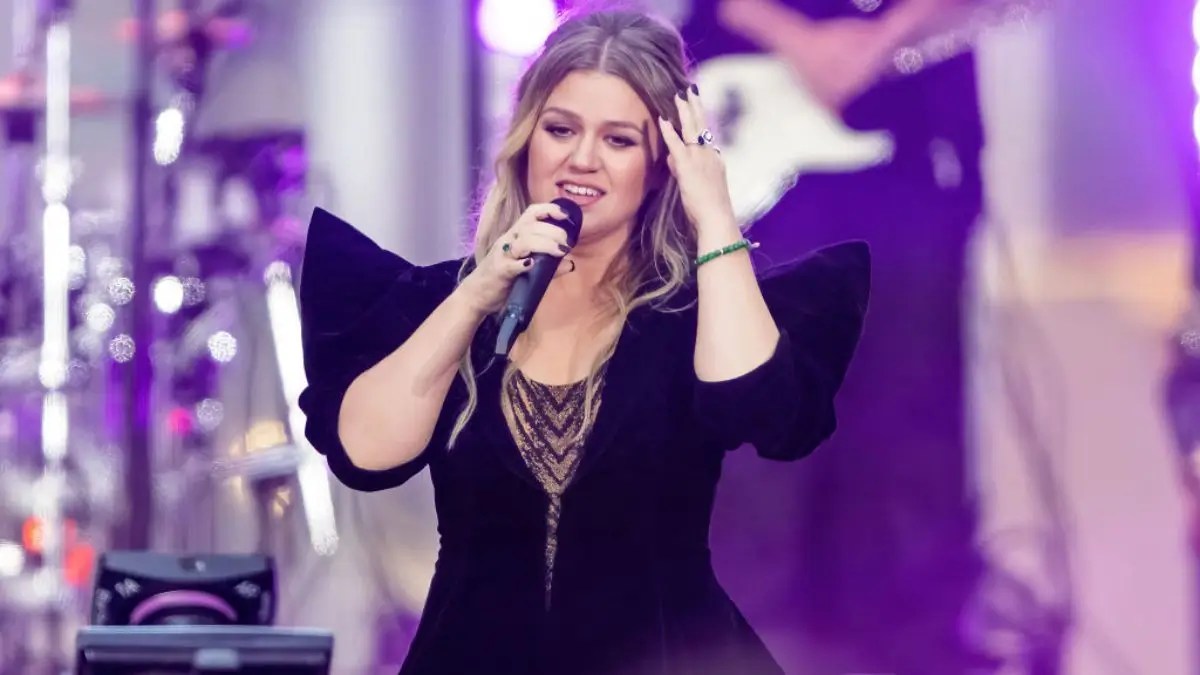 Kelly Clarkson’s ‘Five-Minute’ Visit to a Brooklyn Store Turned Into a Showdown — But the Owner’s Response Opens a Whole New Can of Worms