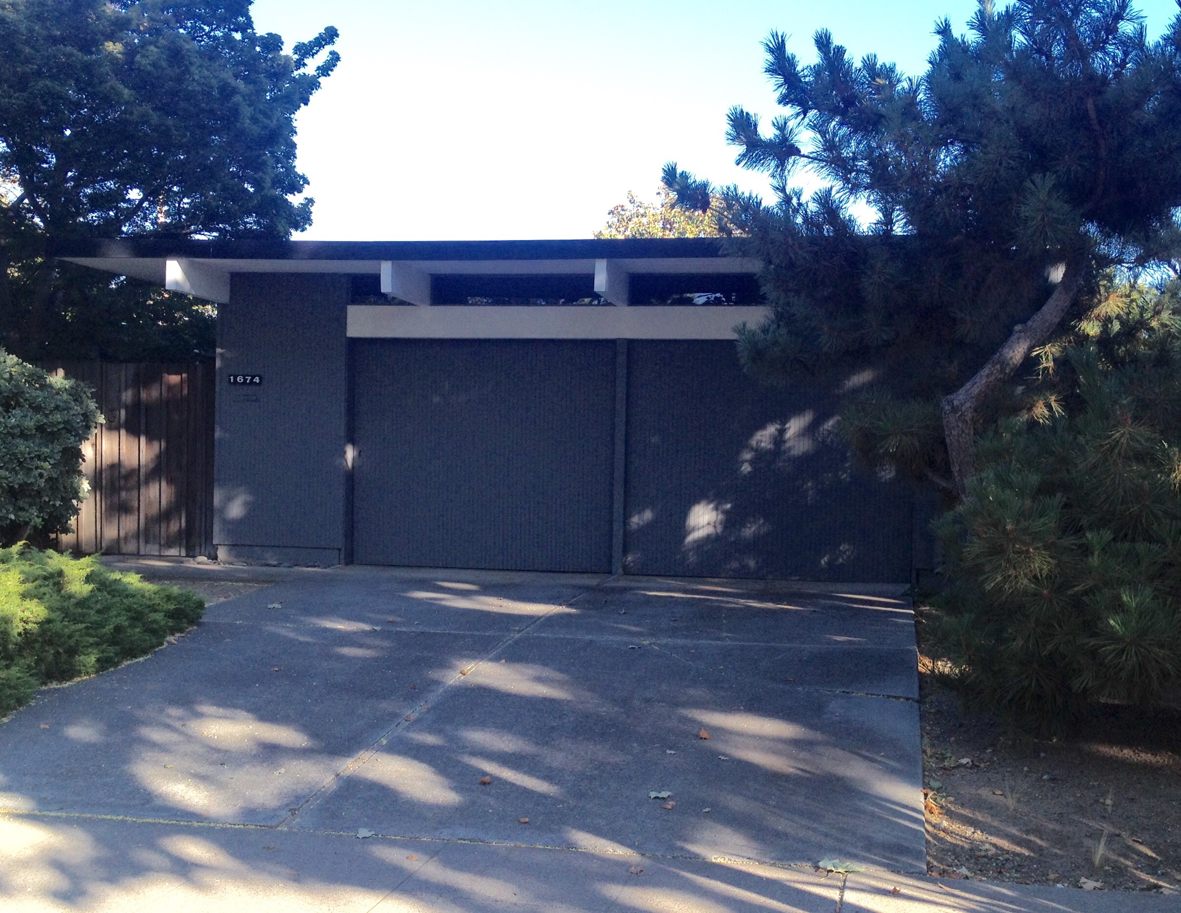 Frontages generally featured few windows, windowed walls faced gardens and inner atriums