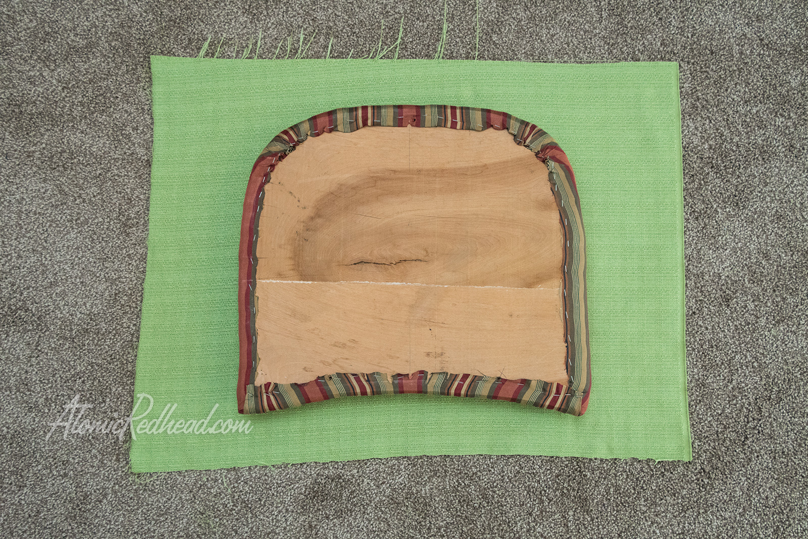 Lay the fabric, with the top side down, with the seat on top, with its top facing the fabric.