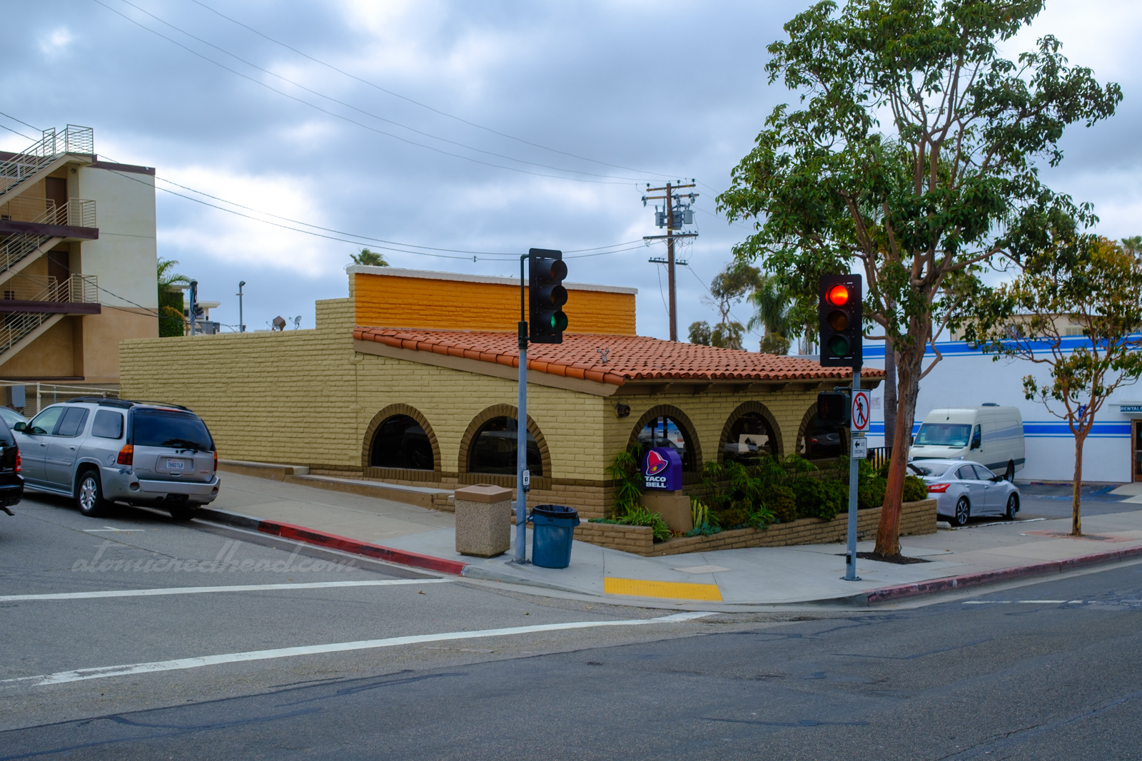 Three-quarter angle of the Taco Bell, showcasing the seam where the dining room was added to the original front.