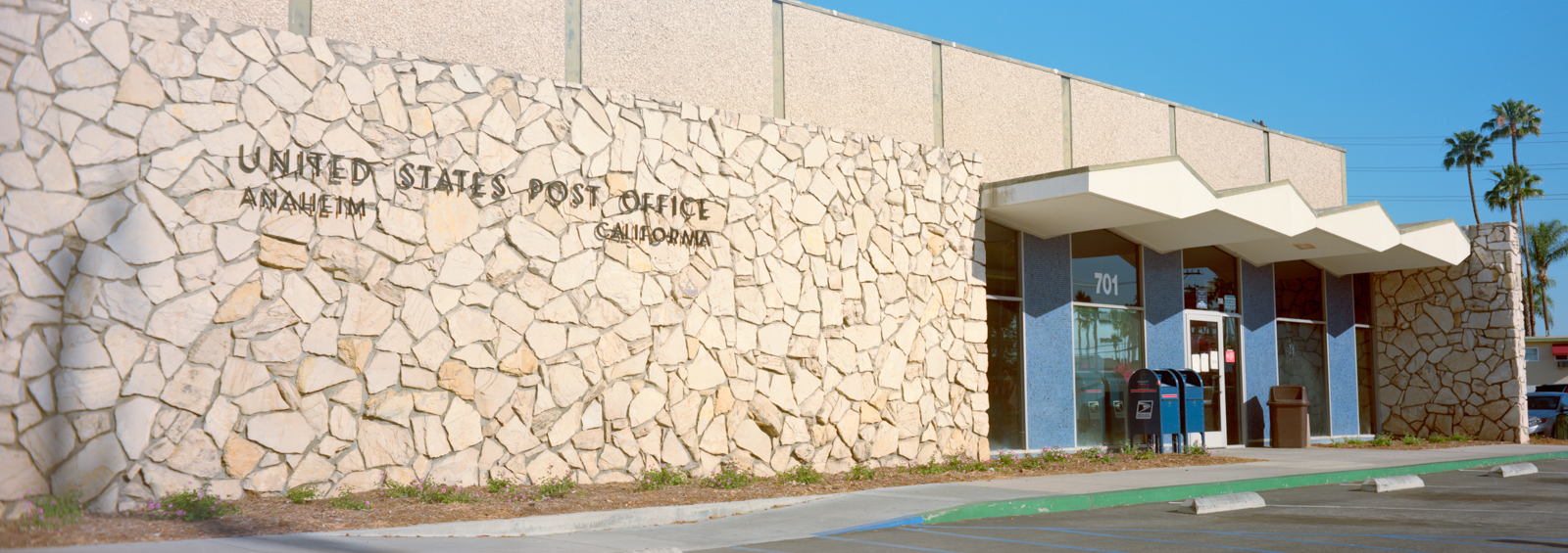 Photograph of a mid-century modern post office.