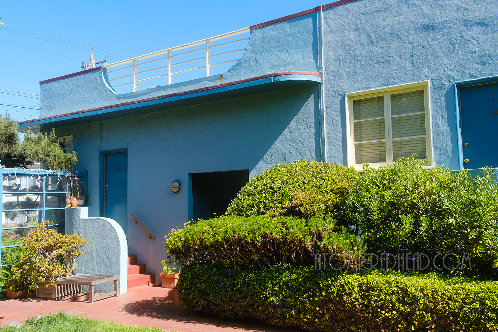 Curved details of the motel.