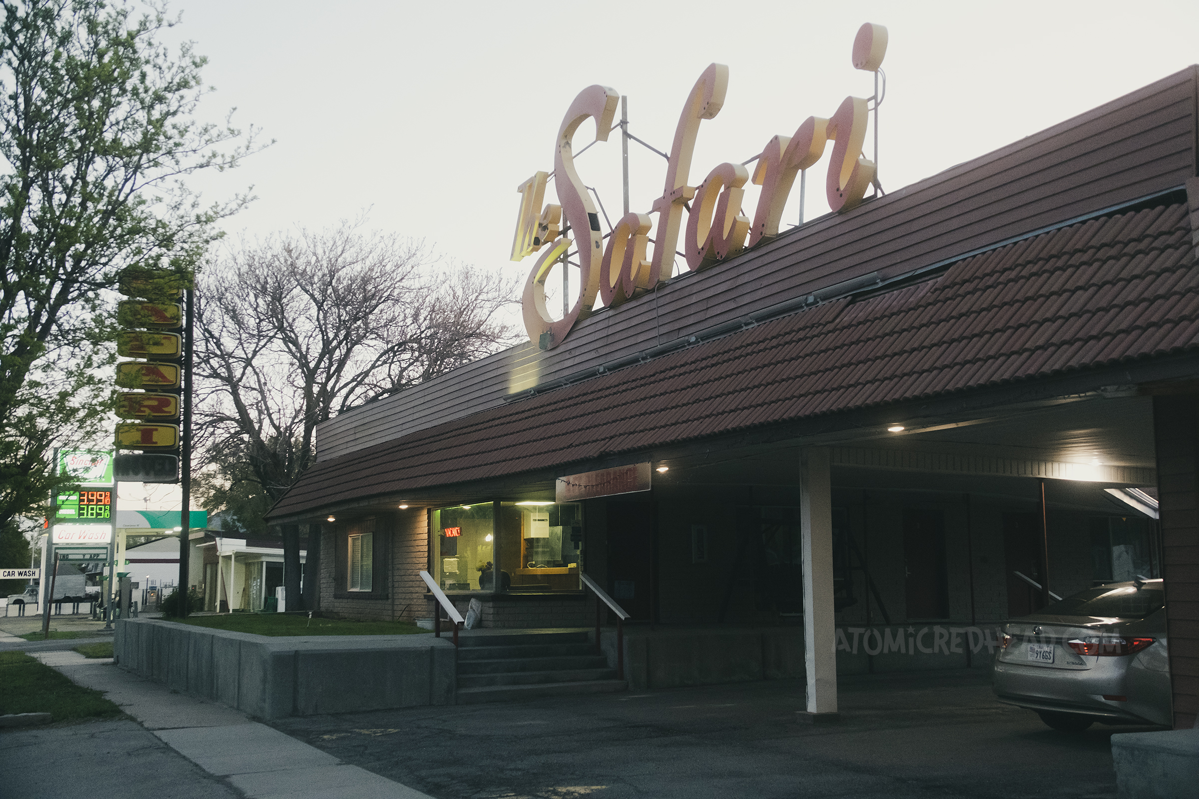 Large letters spell out "The Safari" atop a motel.