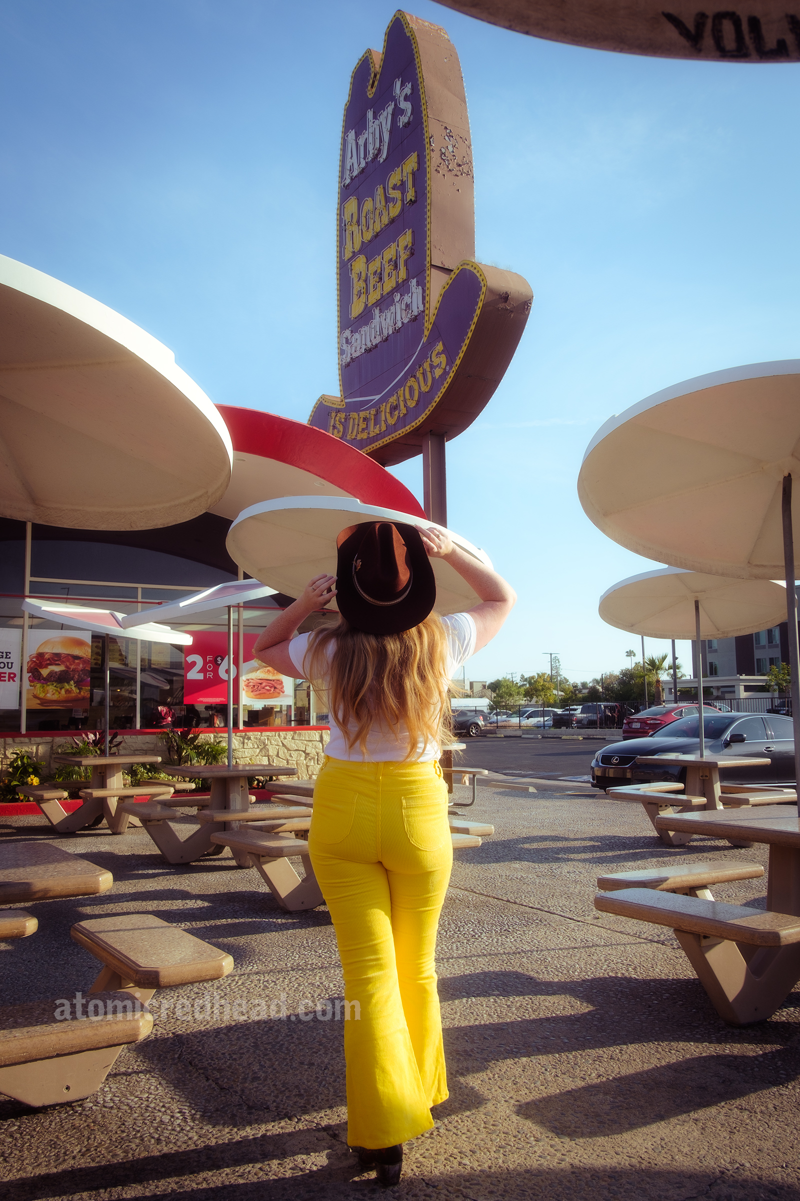 With my back to the camera I gaze up at the large ten gallon hat sign.