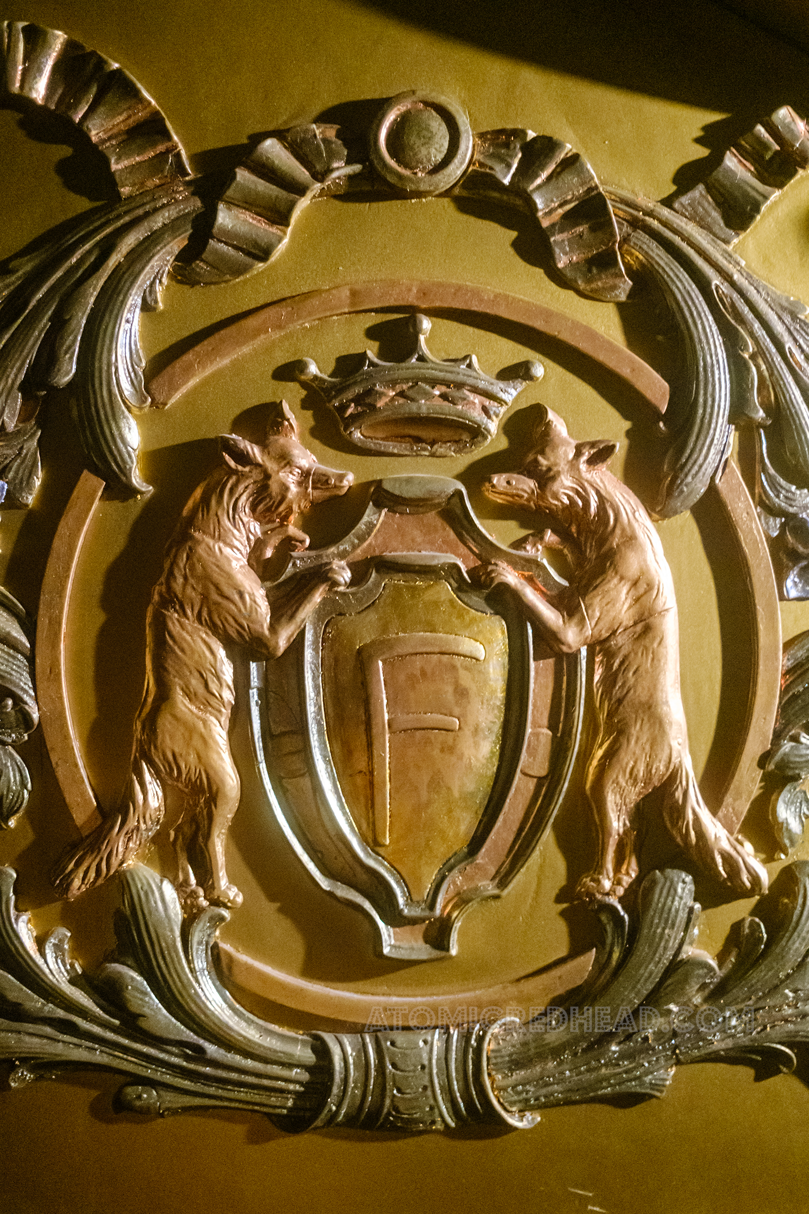 Detail of the crest on the side, which features a shield with the letter "F" in the middle, which is flanked by two foxes on their hind legs. At the top is a crown.