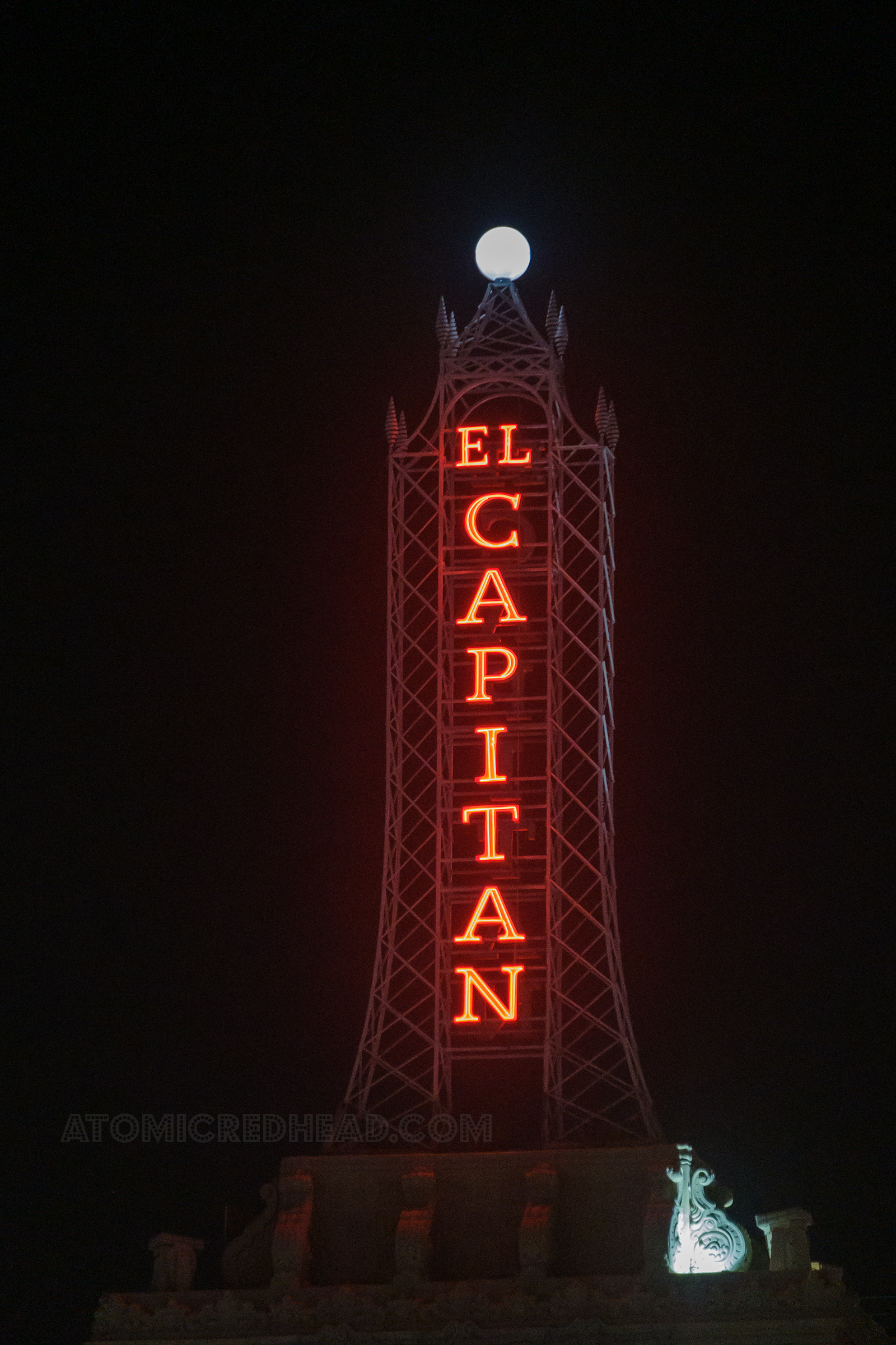 A lighted neon tower that sits atop the roof, and reads "El Capitan" in red neon letters.