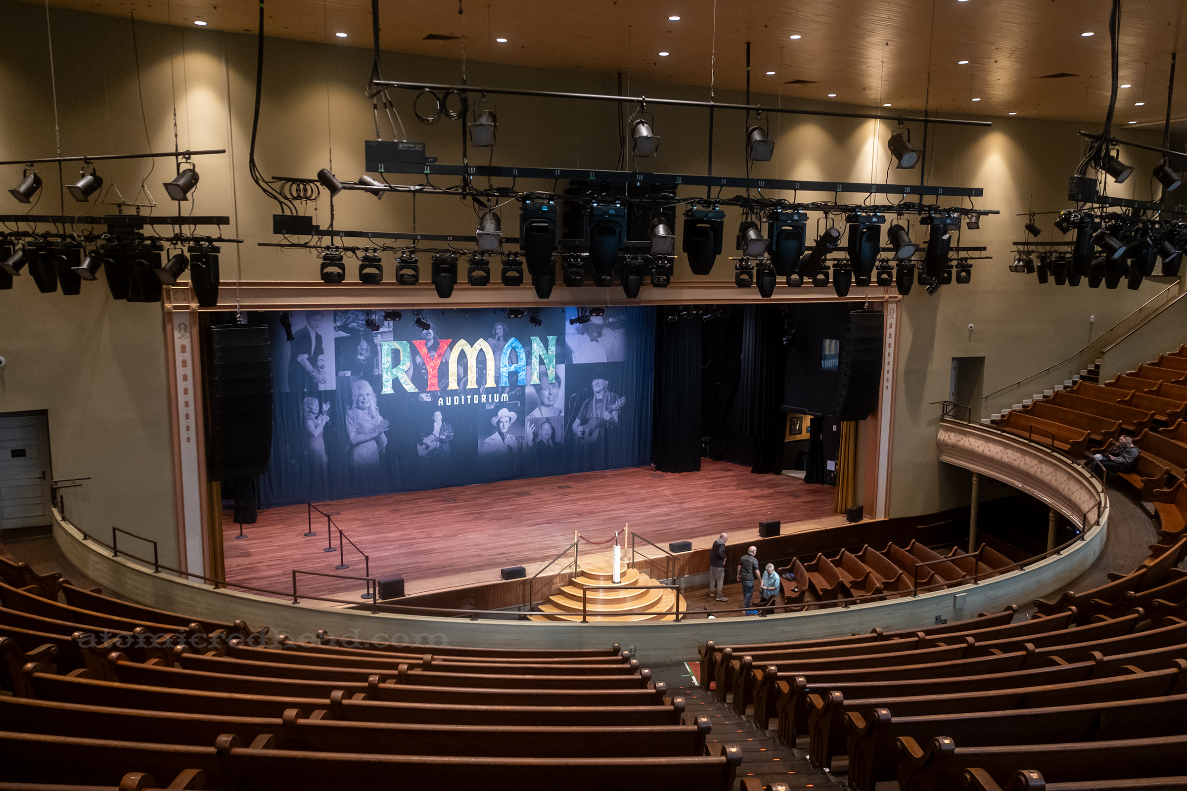 Overview of the auditorium, with the horseshoe shaped balcony overlooking the stage.