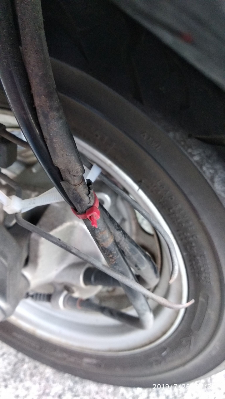 機車前輪煞車女騎士問 機車煞車先按前輪還是後輪 Miubu