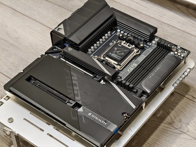 技嘉 X870 背插主機板於機殼內部展現純黑美學