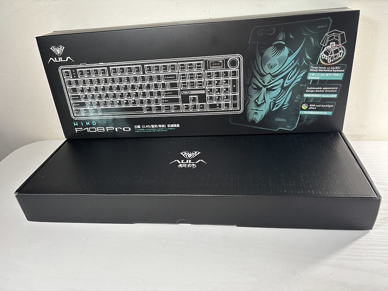 狼蛛F108 PRO機械鍵盤的風靈軸與側刻透光鍵帽。