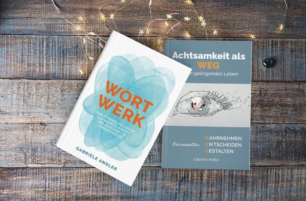 Zwei Bücher auf einem Tisch. WortWerk: Das Journaling-Buch und Achtsamkeit als WEG für ein gelingendes Leben