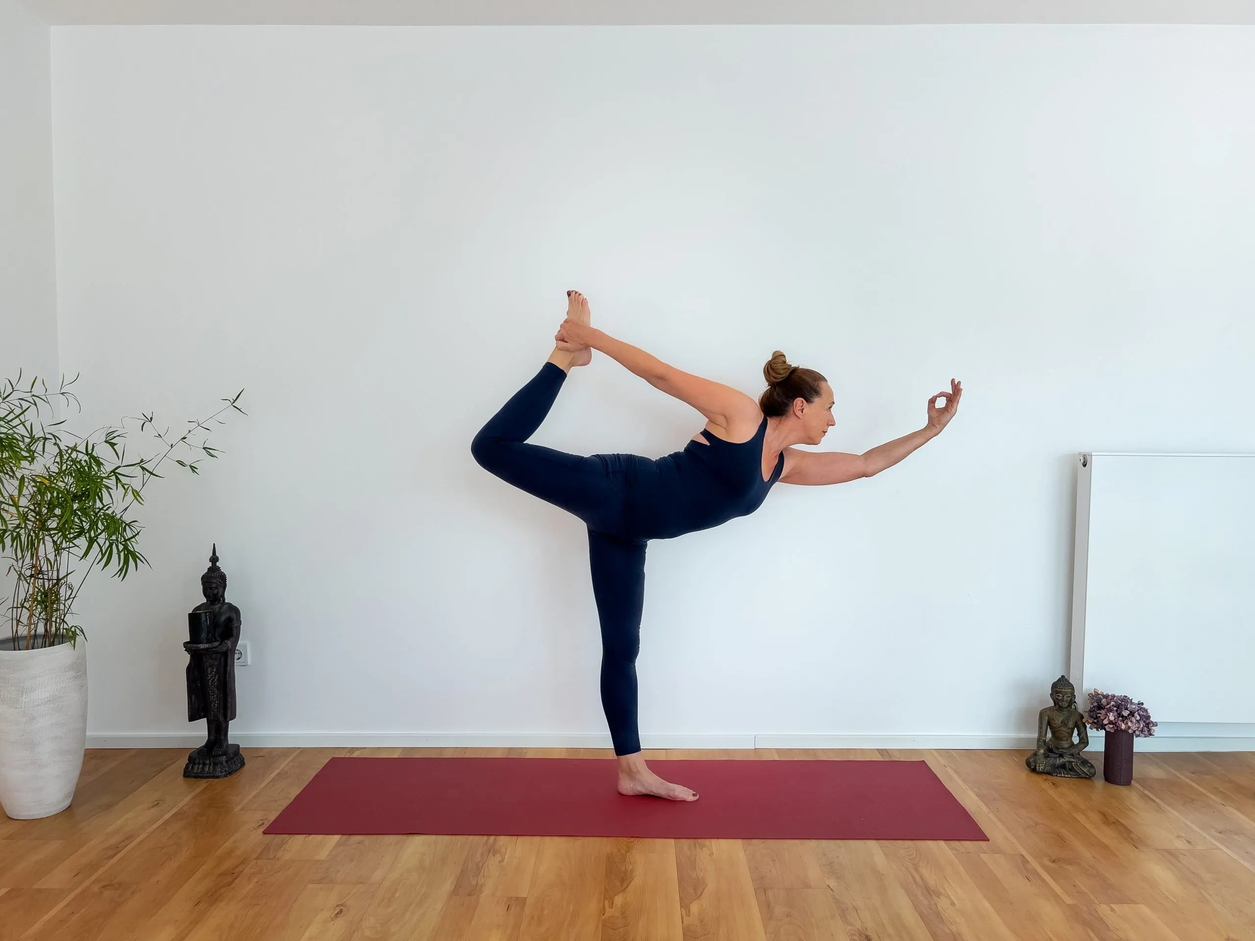 Frau übt die Yogahaltung natarajasana
