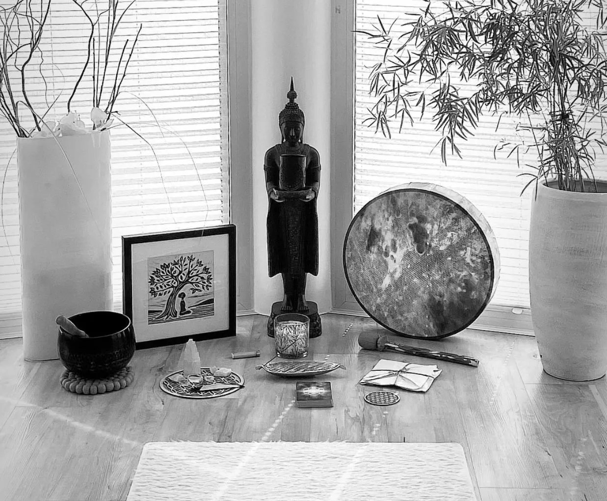 Platz mit Buddha-Figur, Trommel, Klangschale und Yogamatte