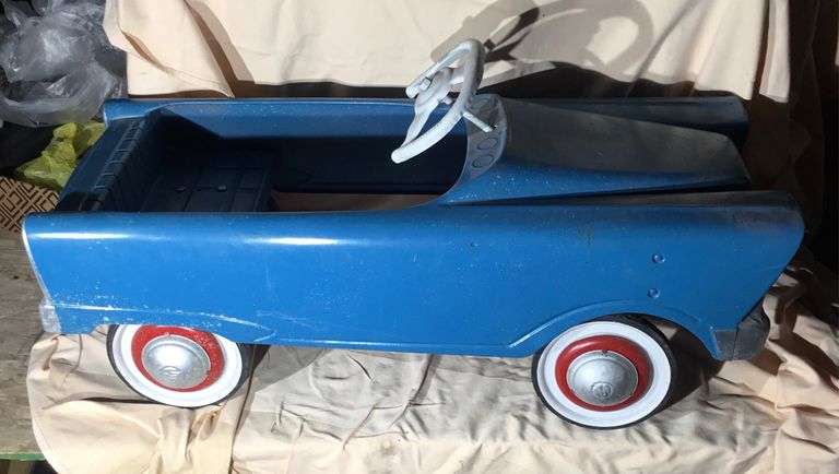 Antique peddle car