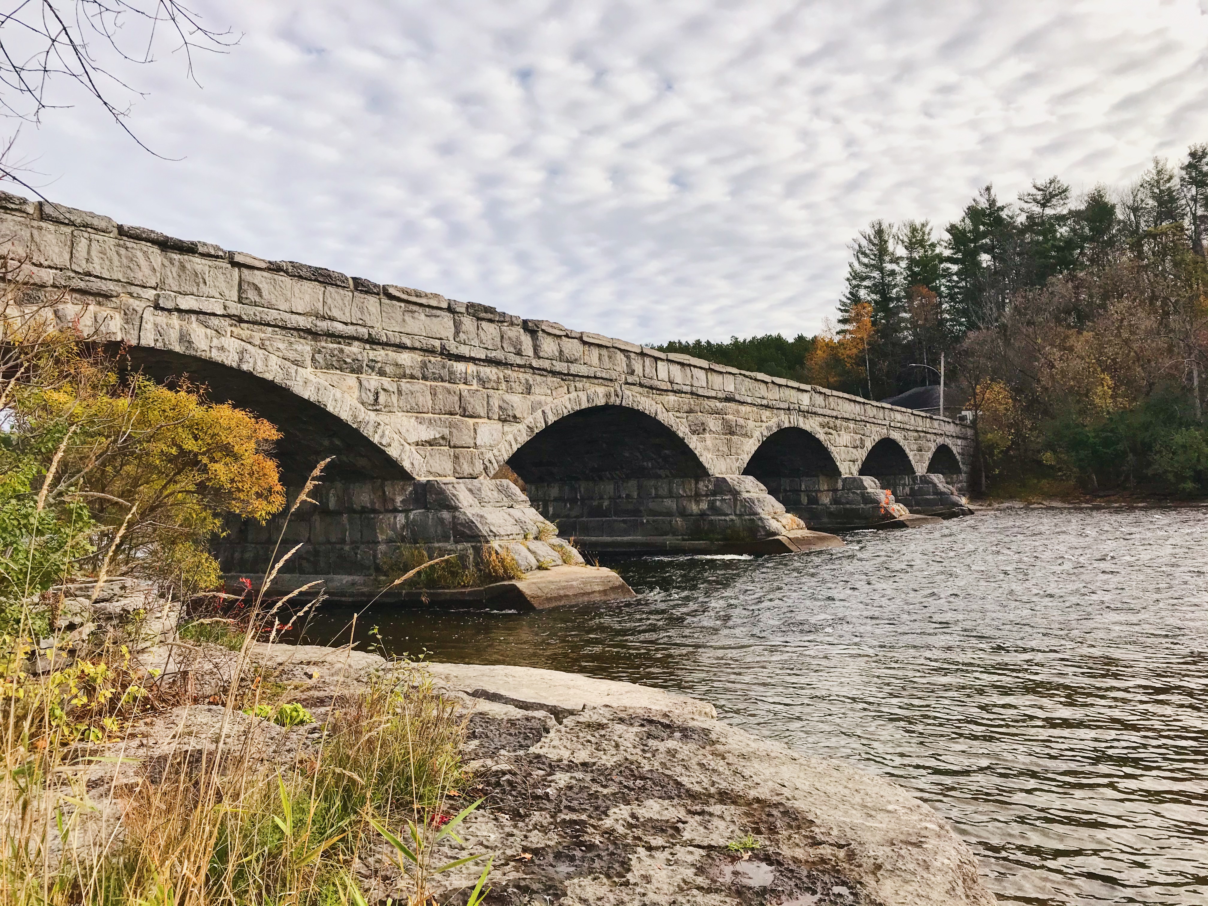 The beautiful Five-Span Bridge in Pakenham - Au-delà du paysage