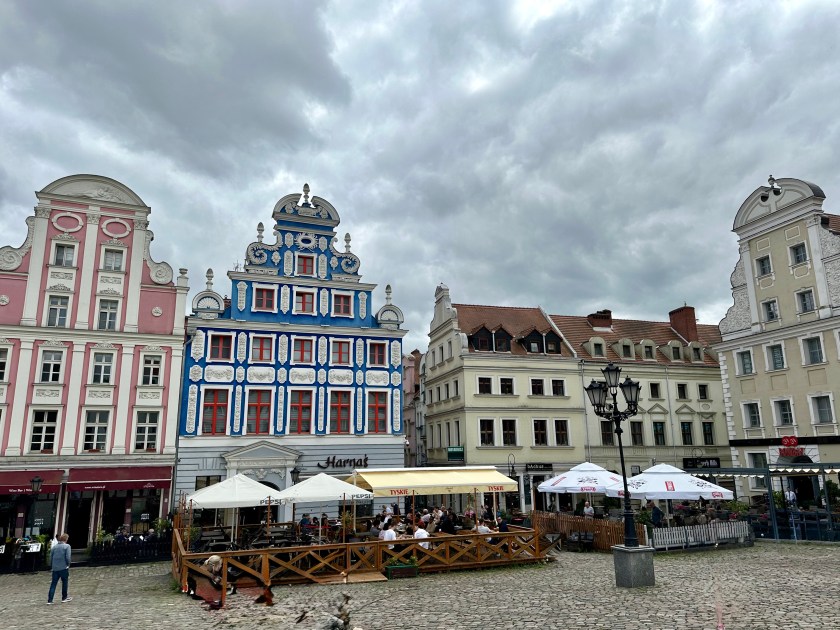Radreise Ostdeutschland 2024 – Altstadt Stettin mit farbigen Fassaden am Markt