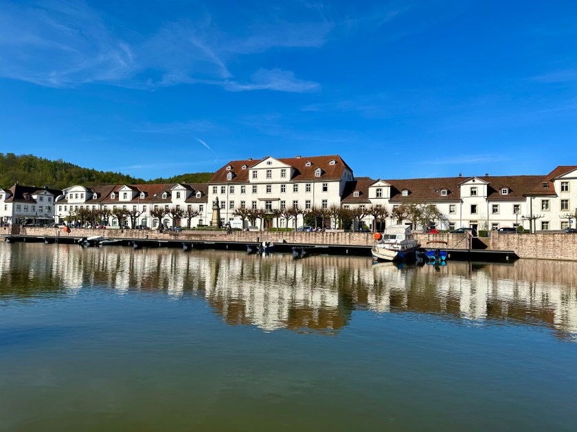Hafenbecken von Bad Karlshafen mit klassizistischen Gebäuden