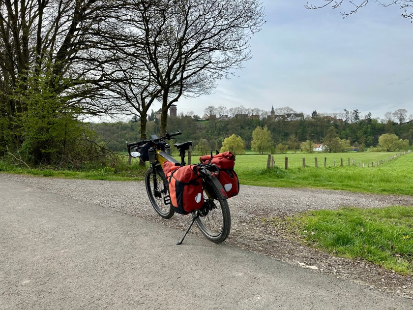 Beladenes E-Bike auf einer Tour im Sauerland, im Hintergrund weite Wiesen