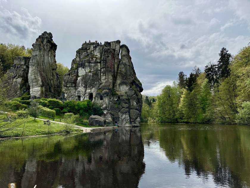 Externsteine im Teutoburger Wald – markantes Naturdenkmal und beliebtes Ausflugsziel, gesehen auf der E-Bike Tour Rhein Ruhr Lippe Maas 2024.