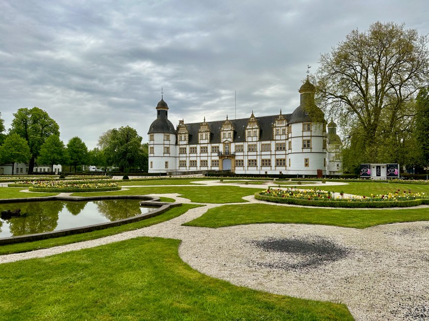 Schloss Neuhaus bei Paderborn mit Gartenanlage – Highlight der Radtour Rhein Ruhr Lippe Maas