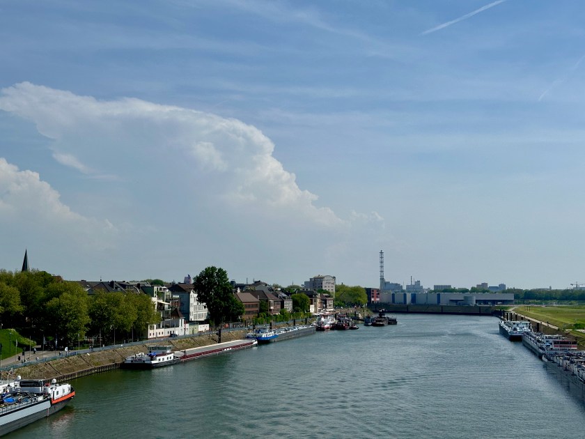 heinbrücke in Duisburg-Ruhrort am größten Binnenhafen Europas – markanter Punkt der E-Bike Tour Rhein Ruhr Lippe Maas