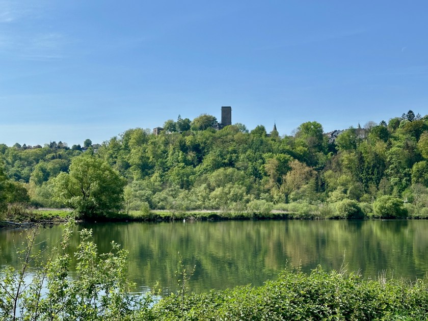 Blick auf die Burg Blankenstein oberhalb der Ruhr bei Hattingen – Kultur und Landschaft an der E-Bike Tour Rhein Ruhr Lippe Maas
