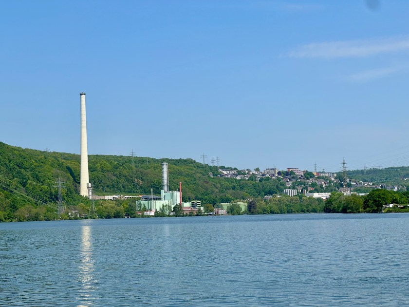 Blick über den Harkortsee bei Wetter mit Kraftwerk am Ufer – Ruhrstausee an der E-Bike Tour Rhein Ruhr Lippe Maas