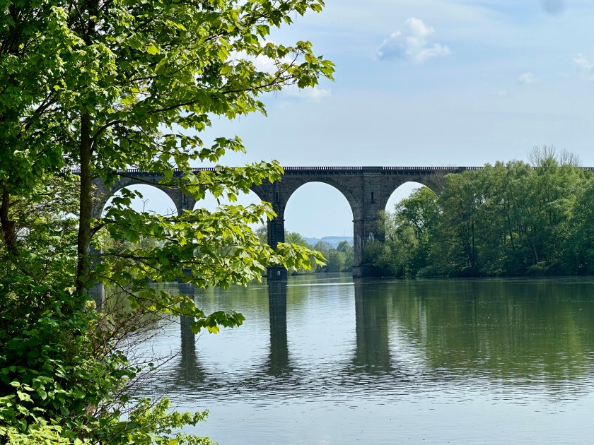 Eisenbahnviadukt in Herdecke über die Ruhr, gesehen vom Ruhrtalradweg – eindrucksvolle Brückenkonstruktion in Kombination mit Flusslandschaft und Ufergrün