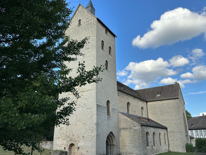 Klosterkirche Gehrden mit weißem Turm und blauen Himmel im Hintergrund