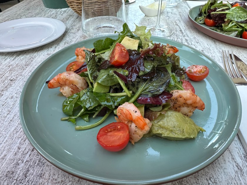 Frischer Salat mit Garnelen, Avocado und Tomaten serviert im Schlosshotel Gehrden