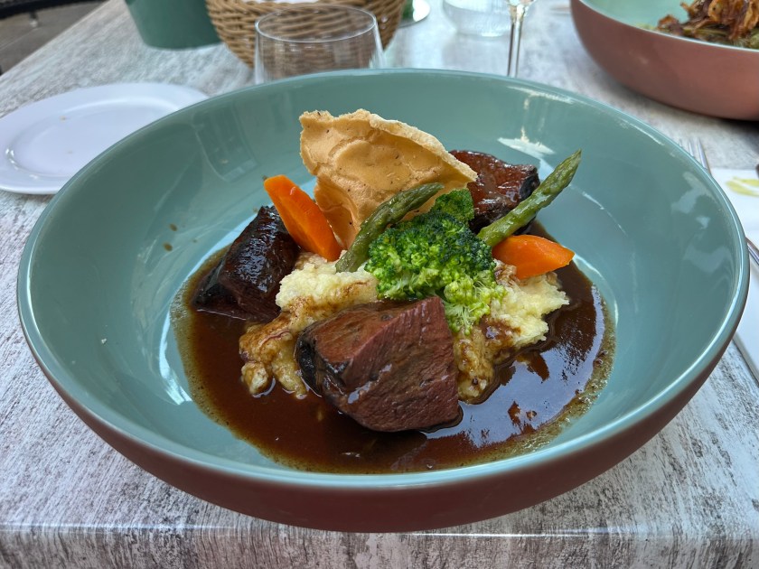 Zart geschmorte Ochsenbäckchen mit Gemüse, Püree und Jus serviert im Schlosshotel Gehrden