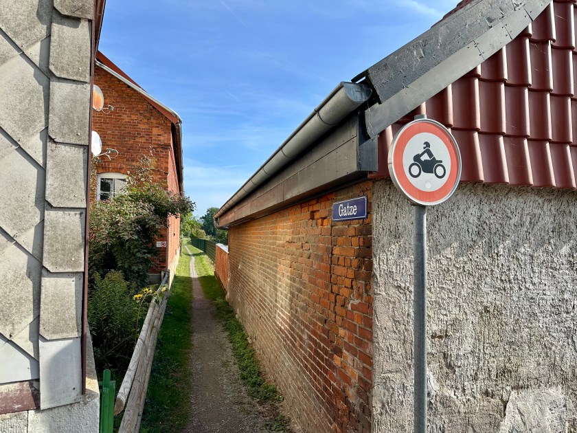 Schmale Gasse in Hachmühlen mit Durchfahrt für Radfahrer