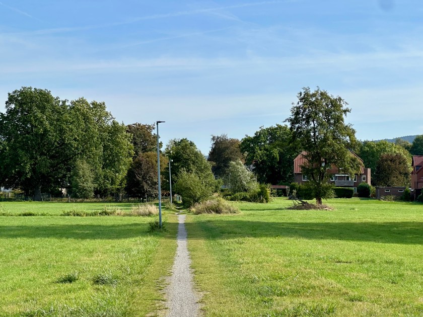 Radweg über Wiesen bei Hachmühlen