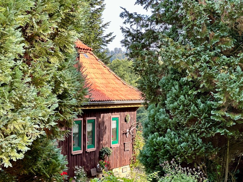 Forsthaus Morgenruhe im Saupark Springe, historisches Gebäude am Waldrand