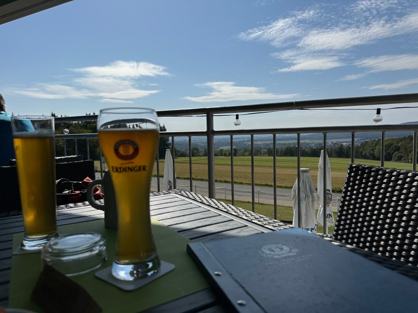 Terrassentisch mit Bier und Panoramablick von der Ziegenbuche am Deisterhang