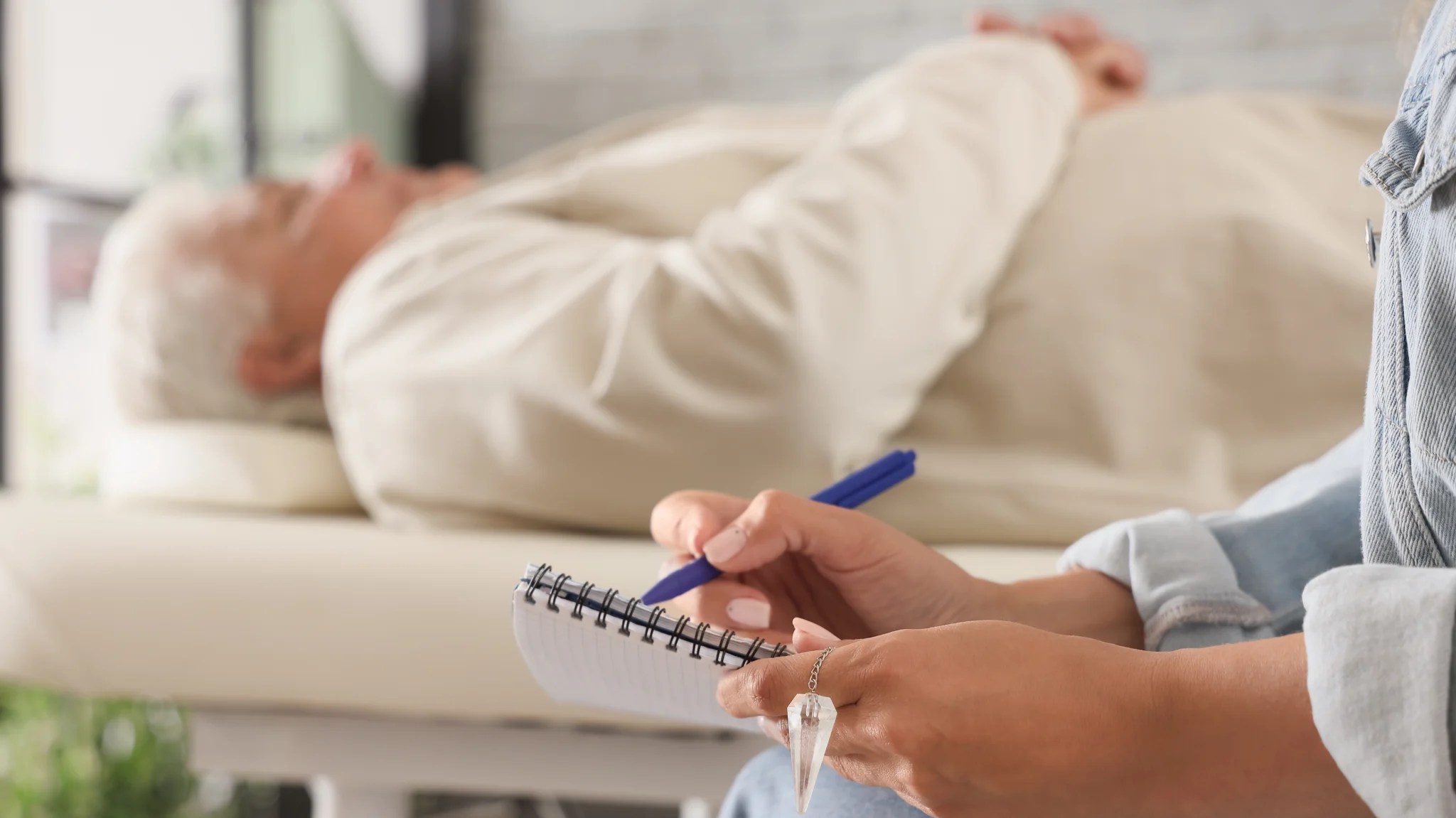 Une séance d’hypnose cognitive et comportementale mettant en avant une approche scientifique et ciblée pour accompagner les patients dans leur transformation.
