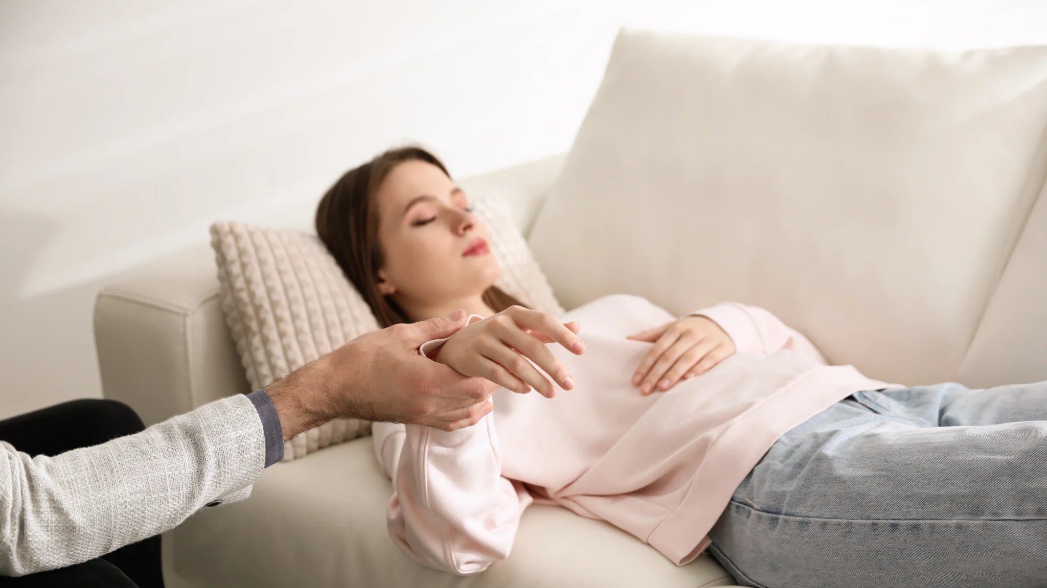 Une séance d’hypnose intégrative où une femme est guidée dans un état de relaxation profonde, favorisant une connexion entre le mental et le corps.