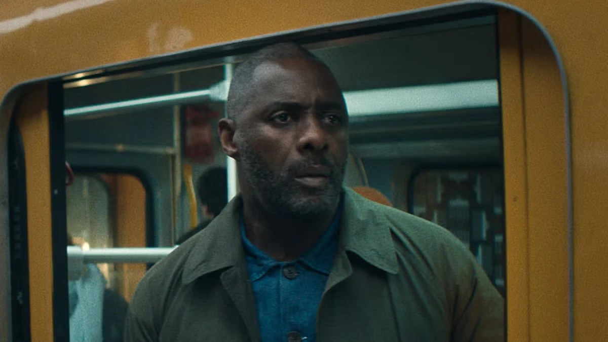 Idris Elba as Sam Nelson in the Berlin U-Bahn metro in Hijack Season 2.