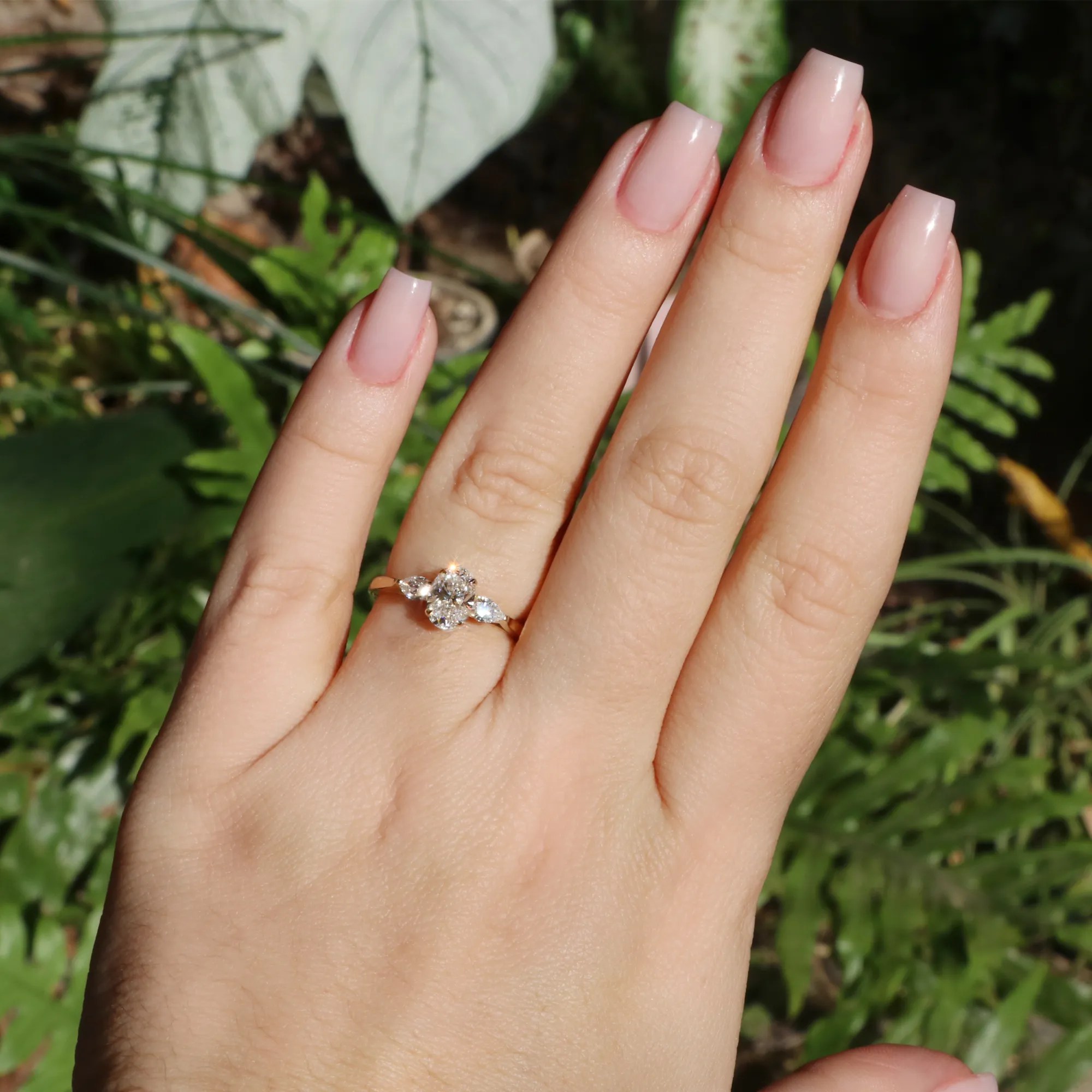 Anel-diamante-oval-gota-ouro-18k