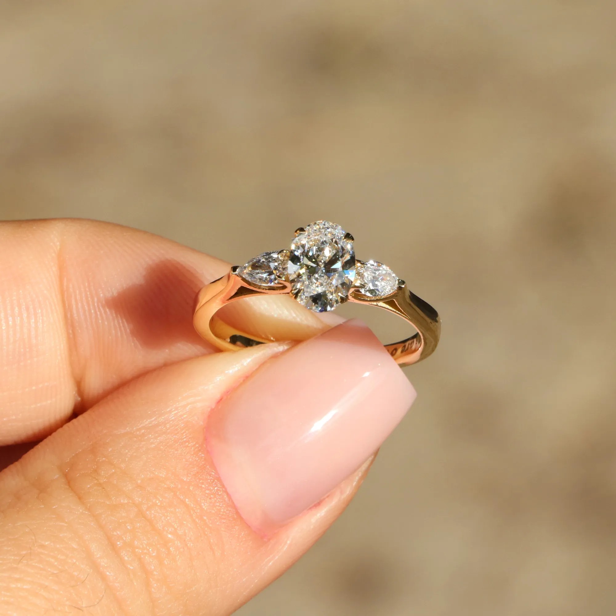 Anel-diamante-oval-gota-ouro-18k