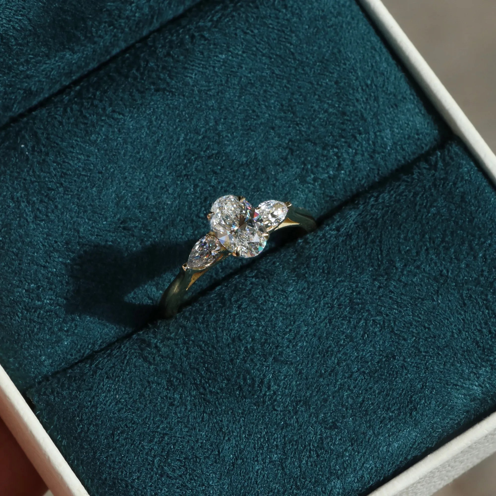 Anel-diamante-oval-gota-ouro-18k