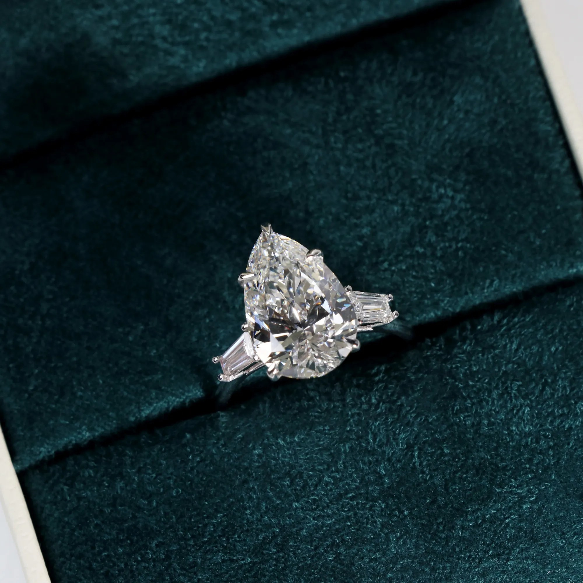 anel-diamante-gota-5-quilates-trio-ouro-18k